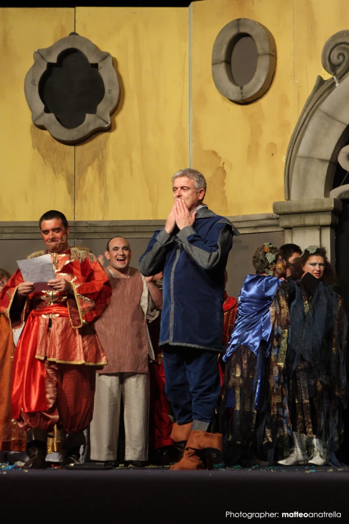 Sant’Agata accanto a Vincenzo Volpe (vestito in rosso) grande animatore del CSM di Puglianello