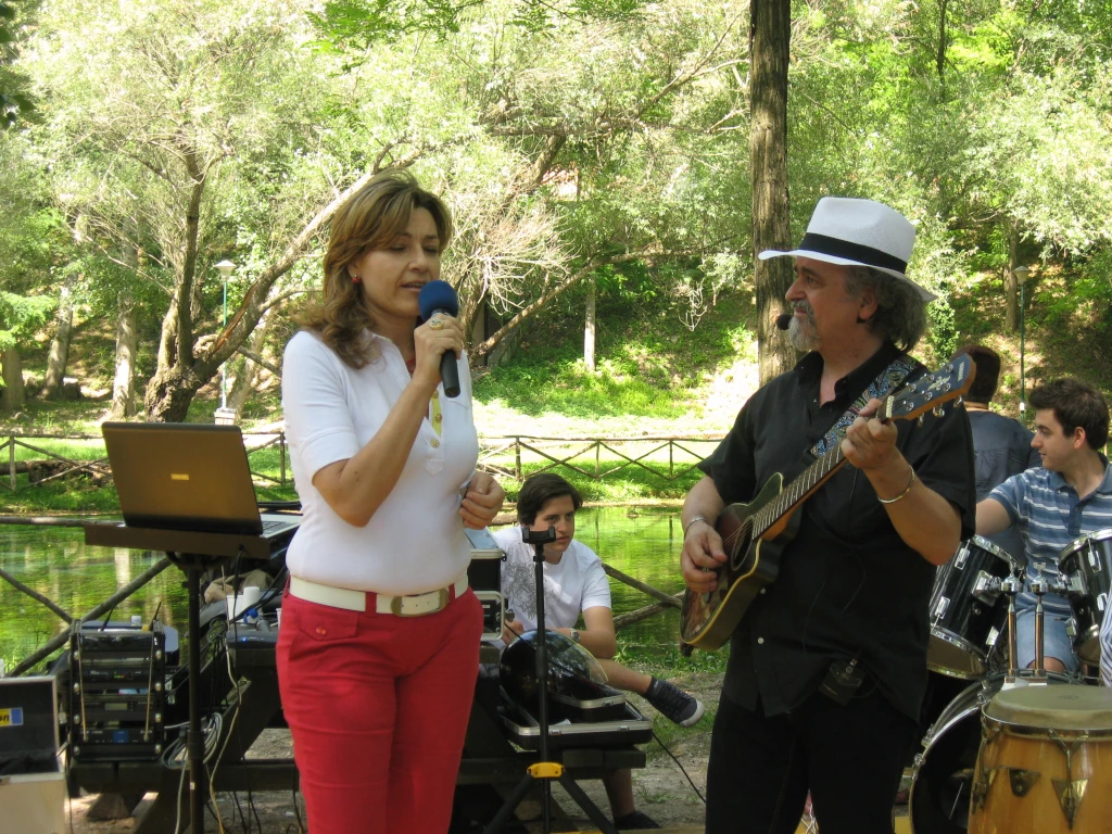 La Spinosa canta accompagnata alla chitarra dall’infermiere Bruno Capuano